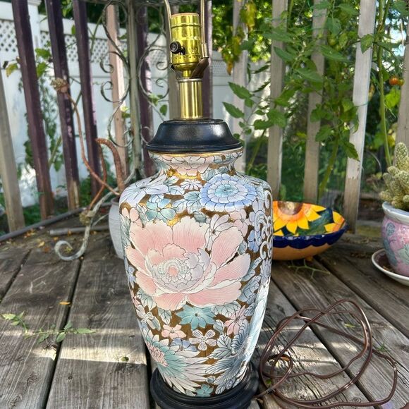 Hand painted floral on gold Asian cloisonne style chinoiserie lamp - Picture 13 of 16